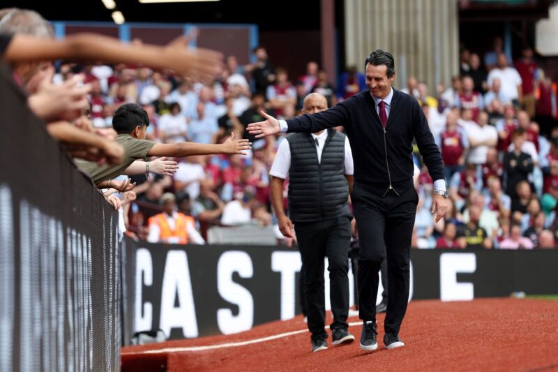 Unai Emery avec les supporters d'Aston Villa